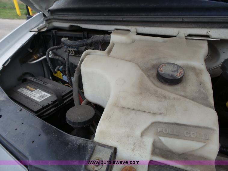 image for item J4134 2001 Chevrolet Express G3500 box truck