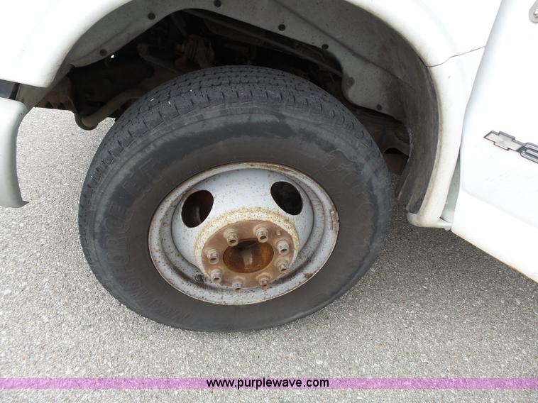 image for item J4134 2001 Chevrolet Express G3500 box truck