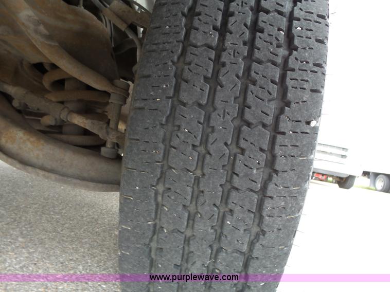 image for item J4134 2001 Chevrolet Express G3500 box truck