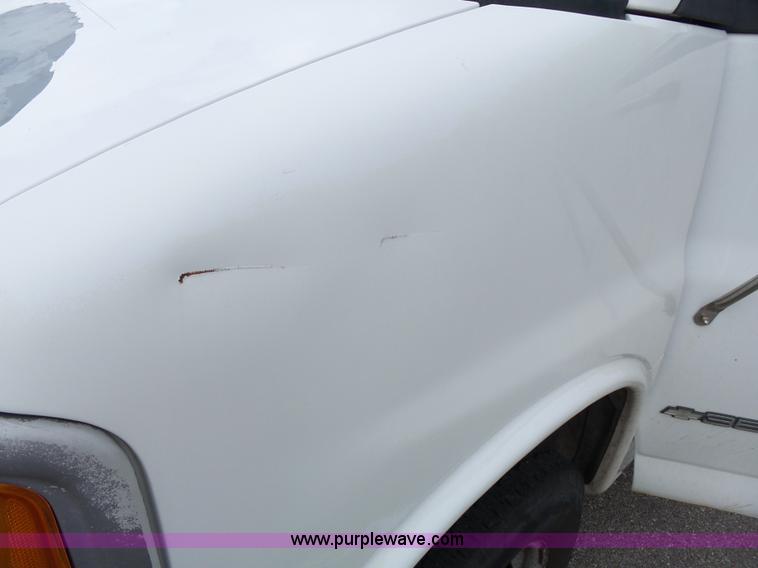 image for item J4134 2001 Chevrolet Express G3500 box truck