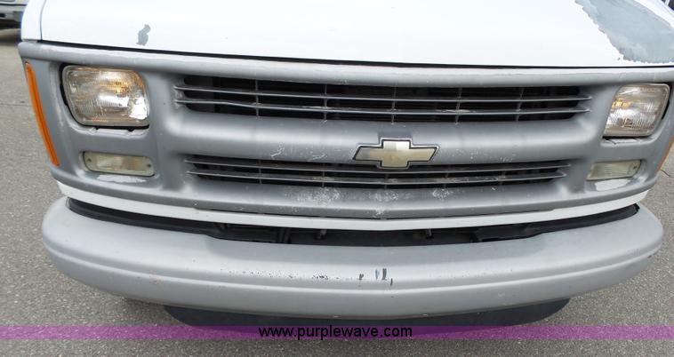 image for item J4134 2001 Chevrolet Express G3500 box truck