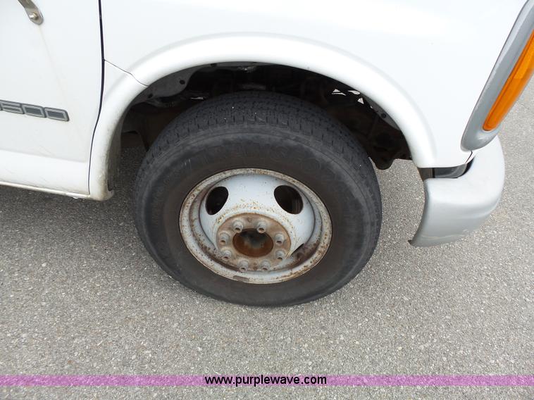 image for item J4134 2001 Chevrolet Express G3500 box truck