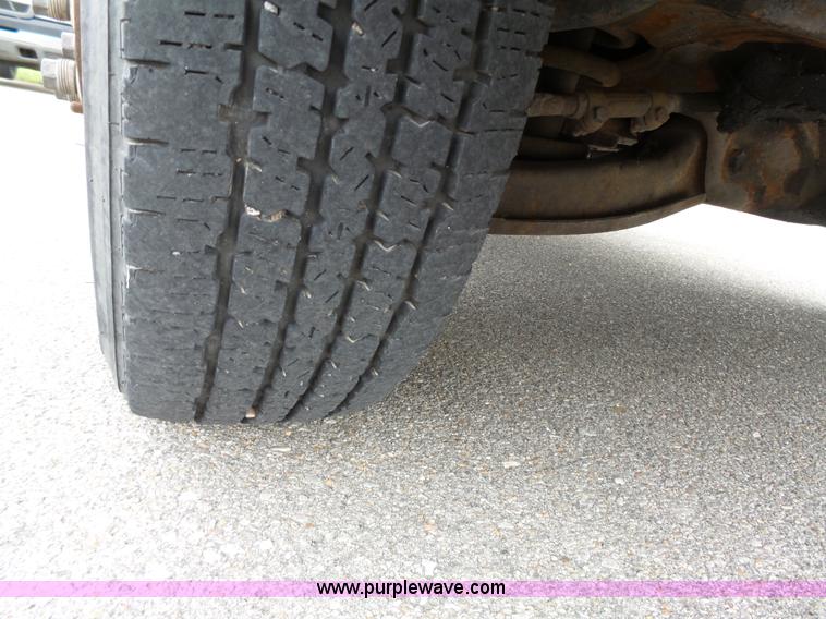 image for item J4134 2001 Chevrolet Express G3500 box truck