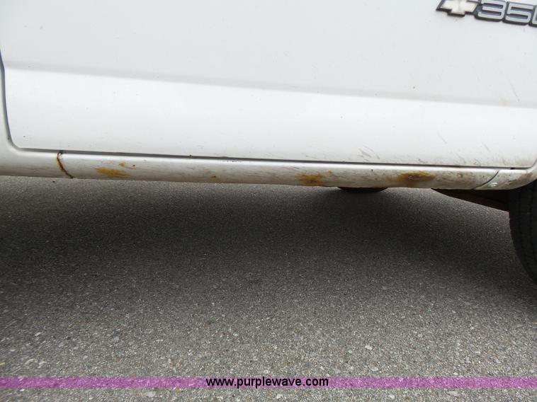 image for item J4134 2001 Chevrolet Express G3500 box truck