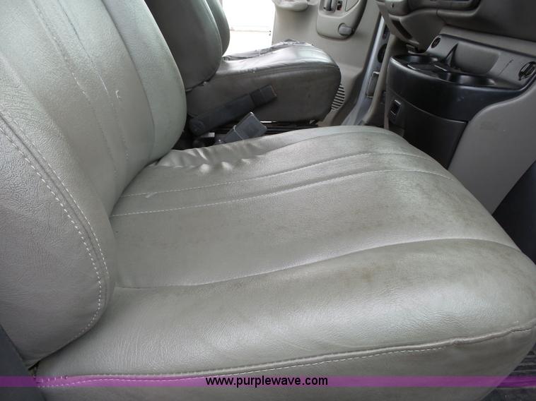 image for item J4134 2001 Chevrolet Express G3500 box truck