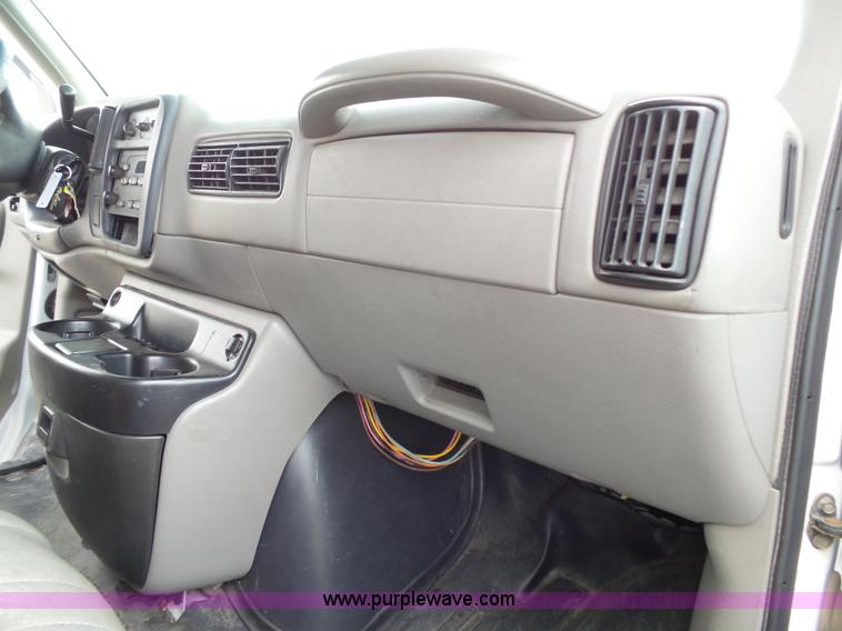 image for item J4134 2001 Chevrolet Express G3500 box truck