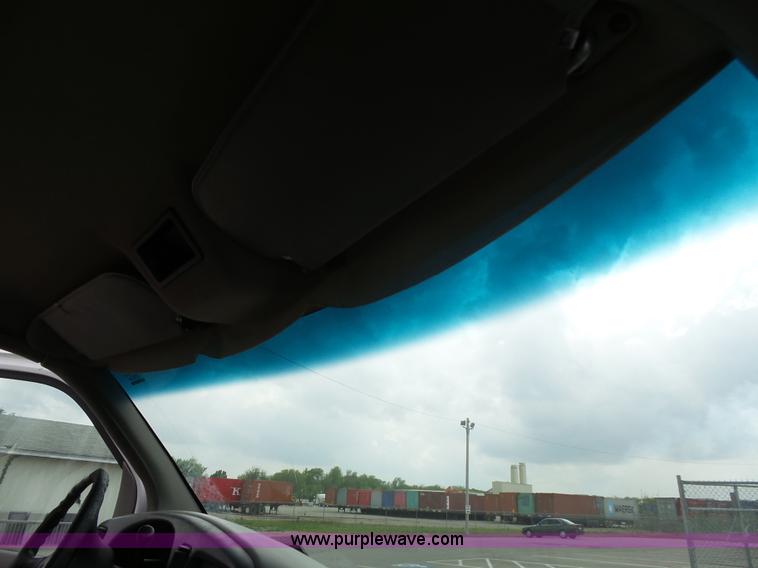 image for item J4134 2001 Chevrolet Express G3500 box truck