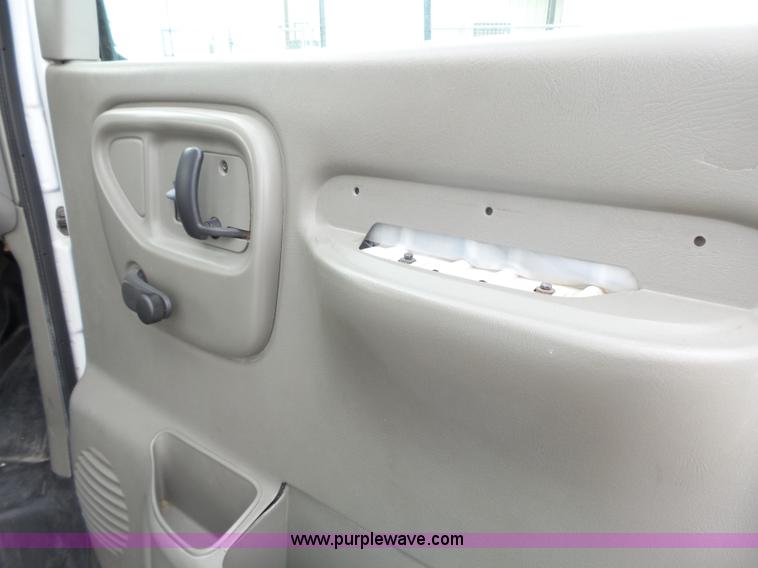 image for item J4134 2001 Chevrolet Express G3500 box truck