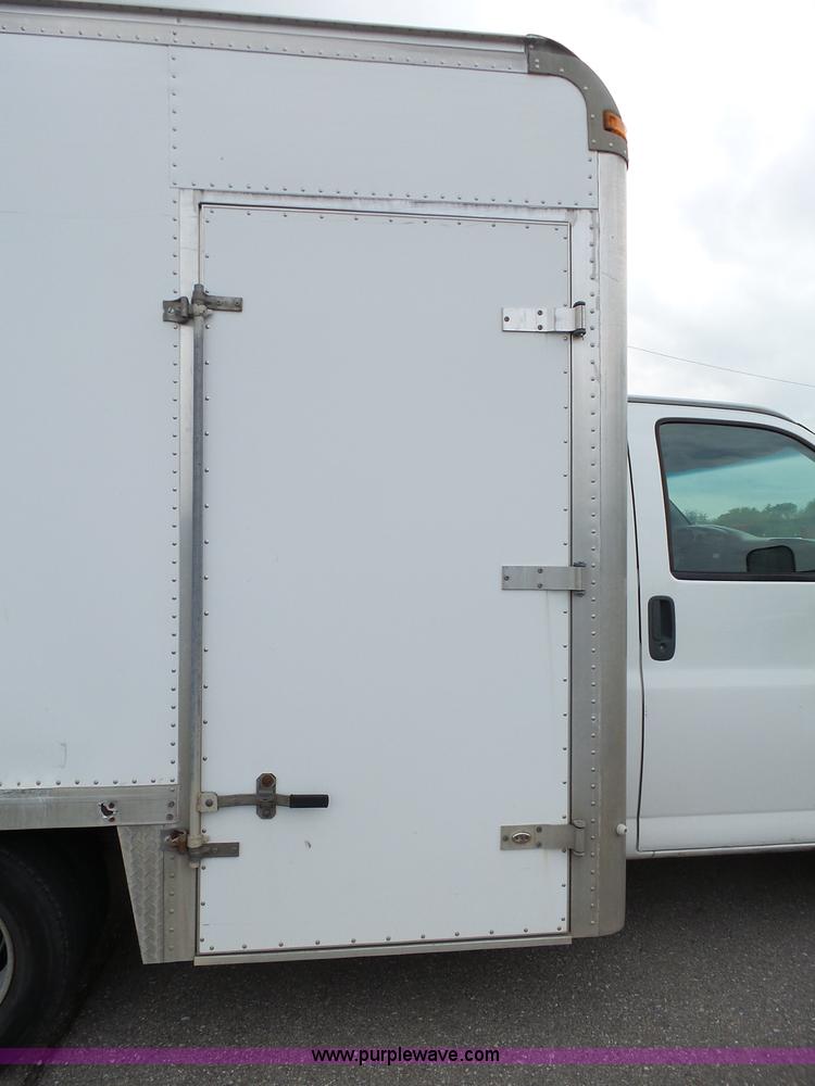 image for item J4134 2001 Chevrolet Express G3500 box truck