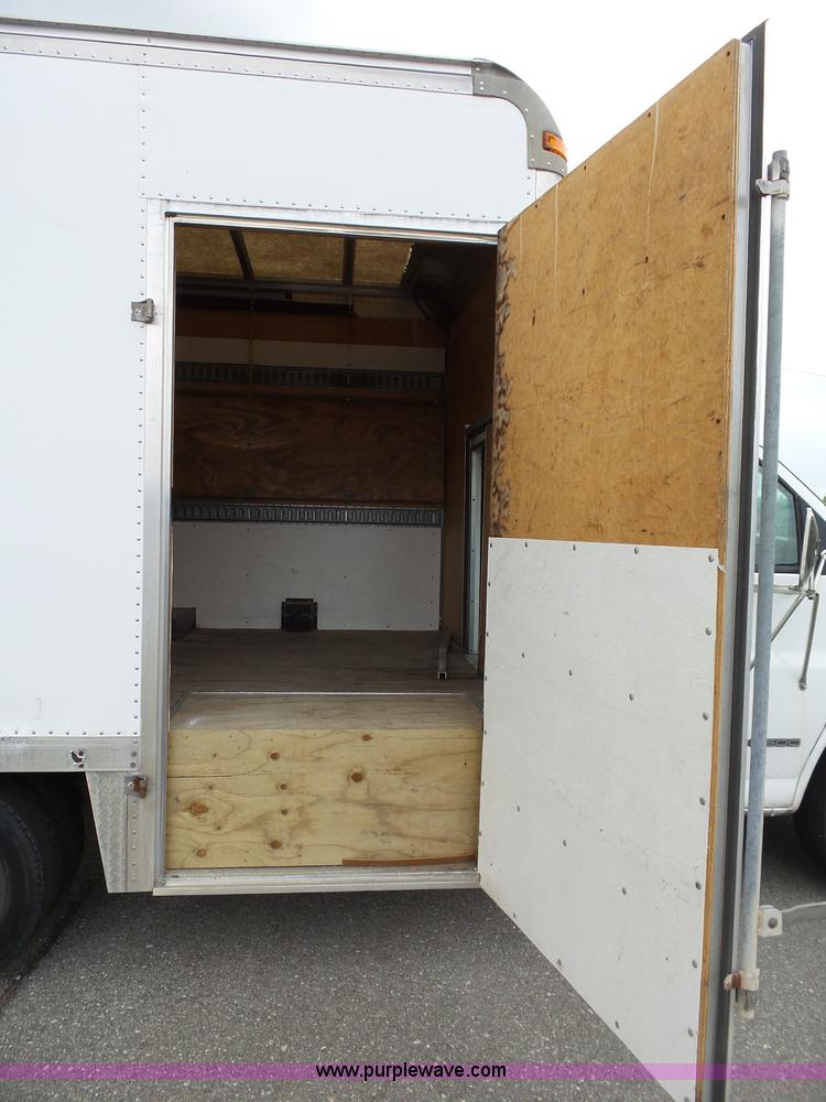 image for item J4134 2001 Chevrolet Express G3500 box truck