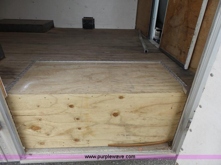 image for item J4134 2001 Chevrolet Express G3500 box truck