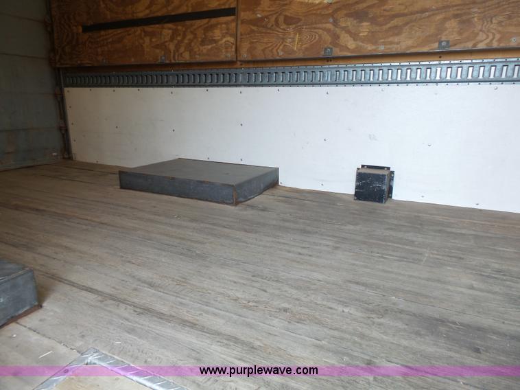 image for item J4134 2001 Chevrolet Express G3500 box truck