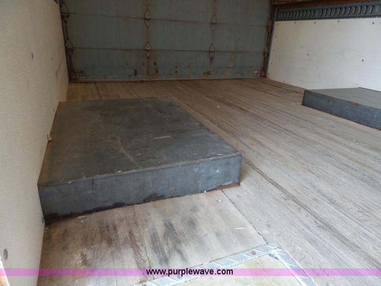 image for item J4134 2001 Chevrolet Express G3500 box truck