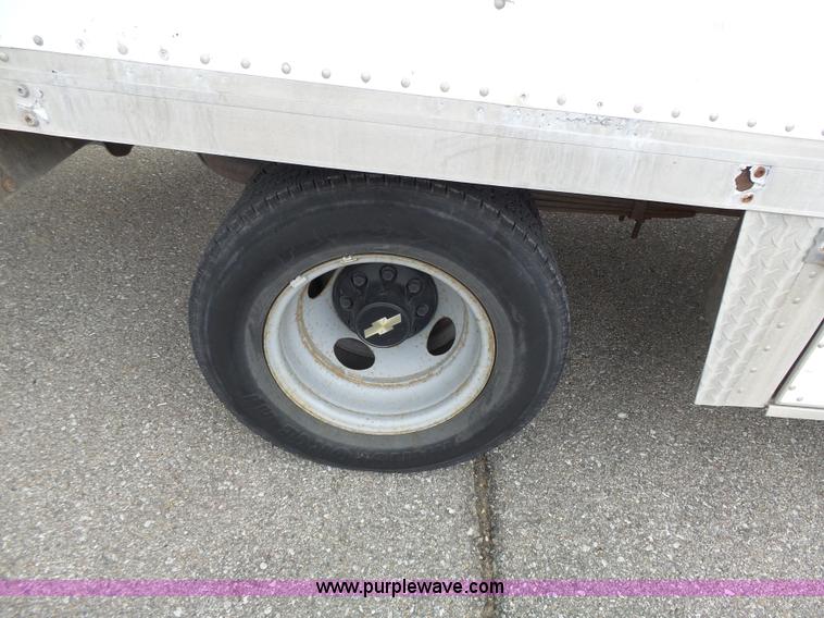 image for item J4134 2001 Chevrolet Express G3500 box truck
