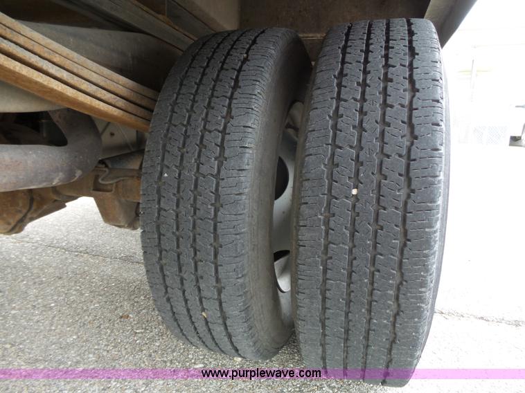 image for item J4134 2001 Chevrolet Express G3500 box truck