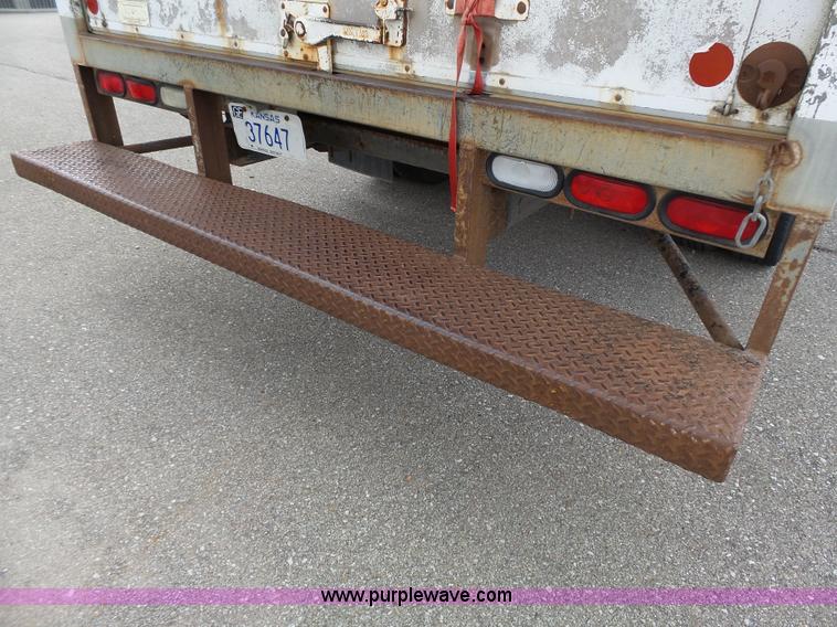 image for item J4134 2001 Chevrolet Express G3500 box truck