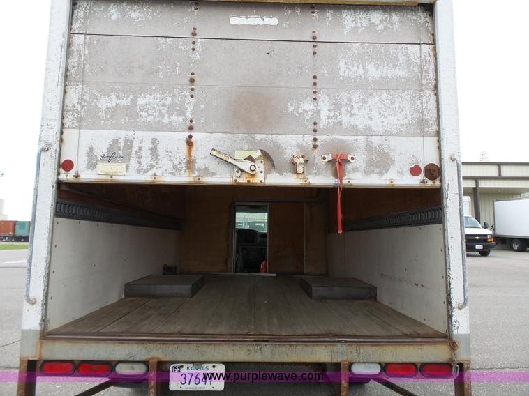 image for item J4134 2001 Chevrolet Express G3500 box truck