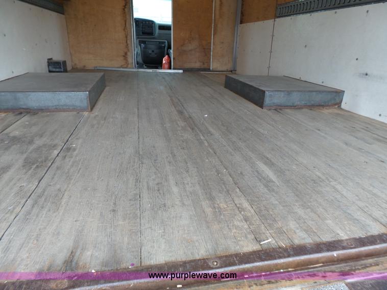 image for item J4134 2001 Chevrolet Express G3500 box truck