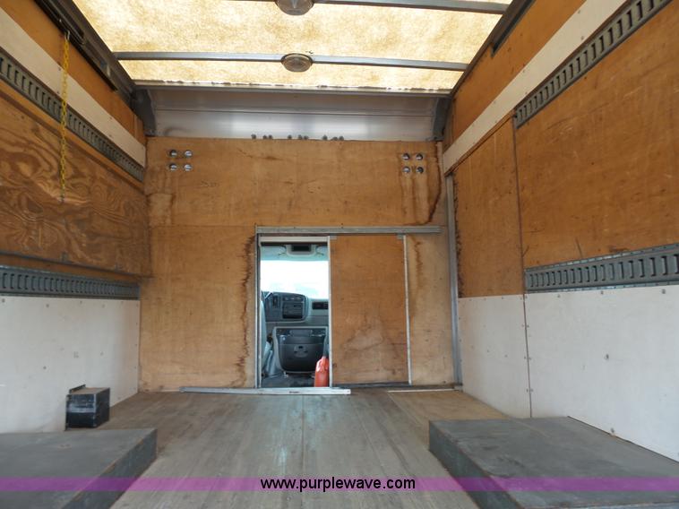 image for item J4134 2001 Chevrolet Express G3500 box truck