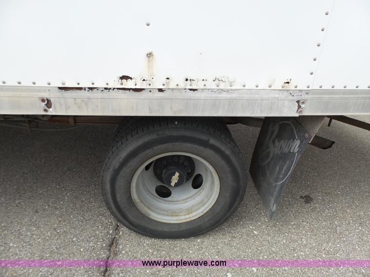 image for item J4134 2001 Chevrolet Express G3500 box truck