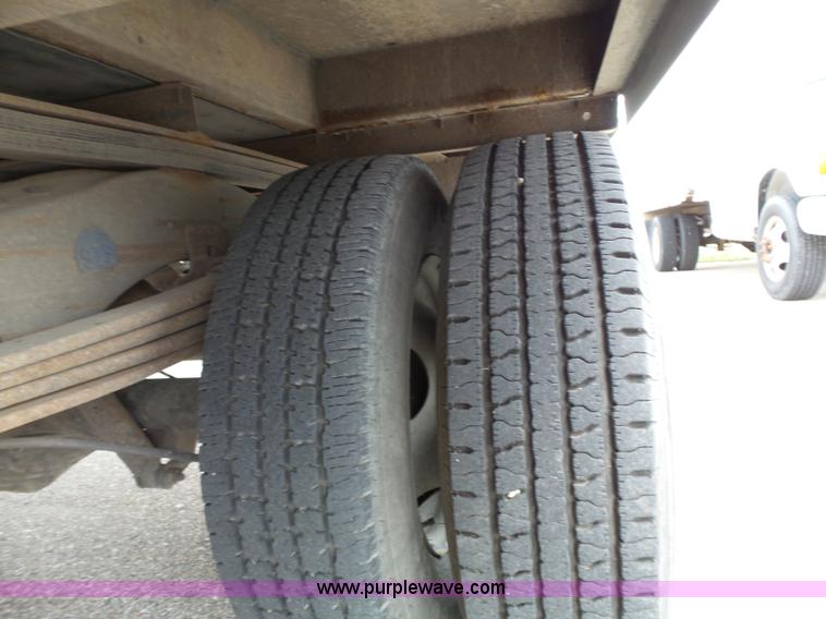 image for item J4134 2001 Chevrolet Express G3500 box truck