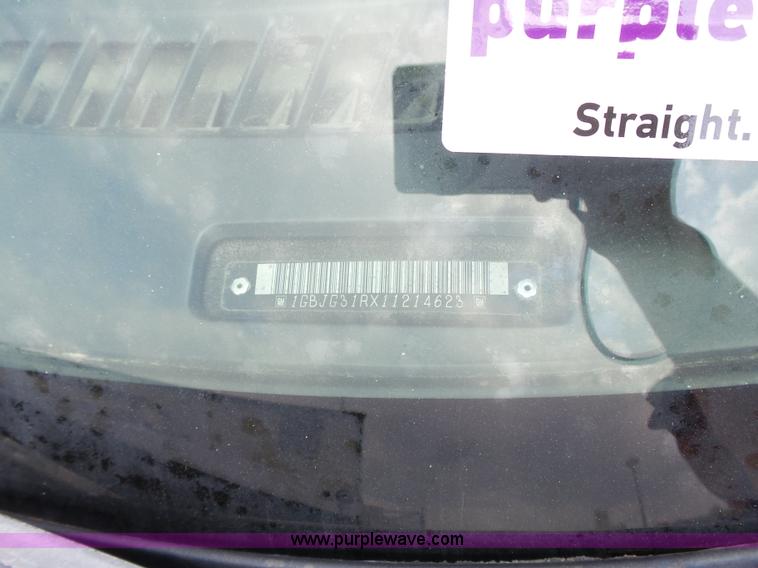 image for item J4134 2001 Chevrolet Express G3500 box truck