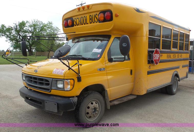 image for item J4137 2001 Ford 801 bus