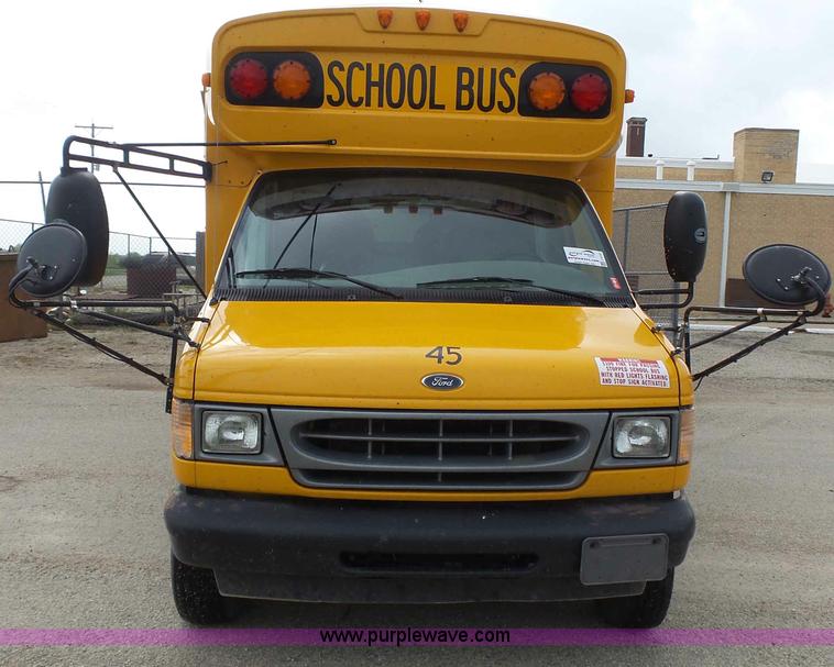 image for item J4137 2001 Ford 801 bus