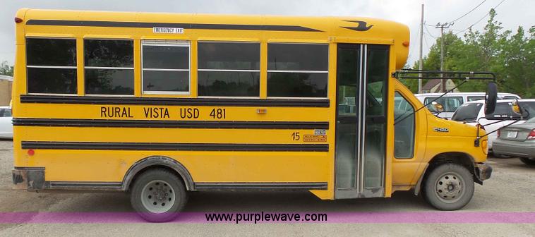 image for item J4137 2001 Ford 801 bus