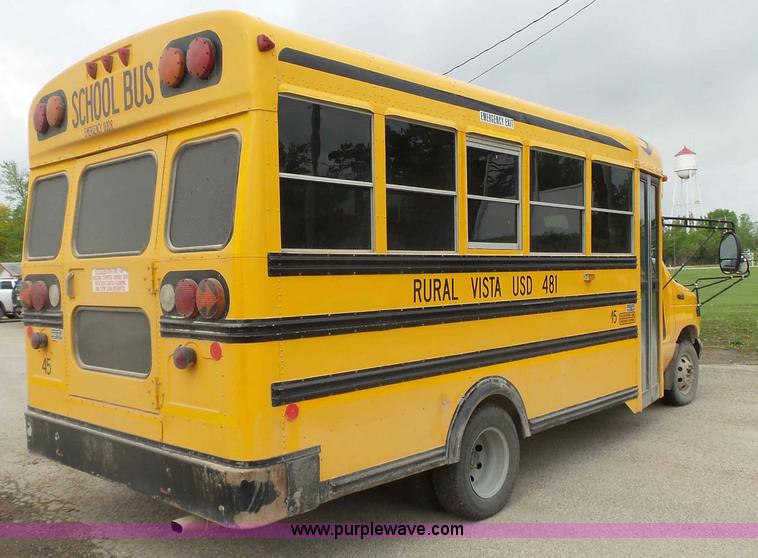 image for item J4137 2001 Ford 801 bus