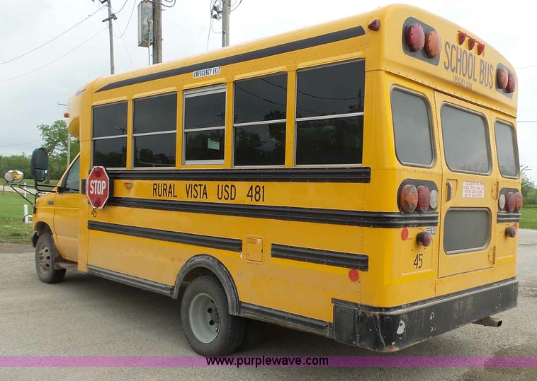 image for item J4137 2001 Ford 801 bus
