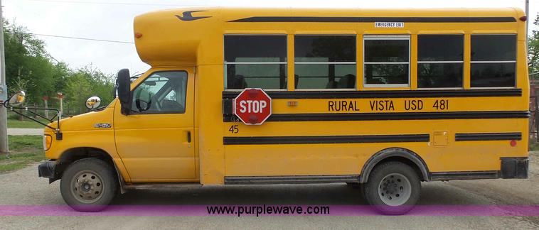 image for item J4137 2001 Ford 801 bus