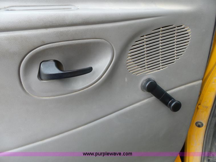 image for item J4137 2001 Ford 801 bus