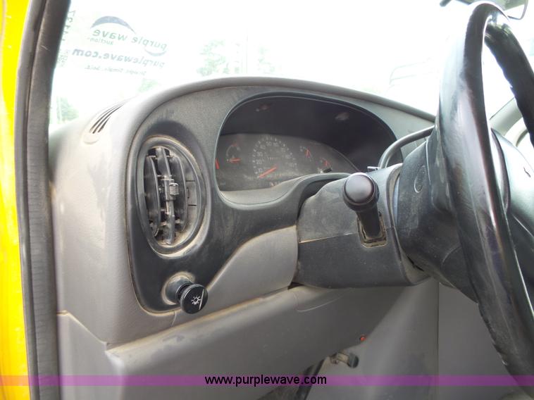 image for item J4137 2001 Ford 801 bus