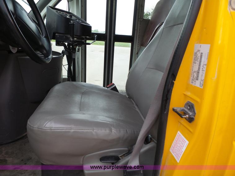 image for item J4137 2001 Ford 801 bus