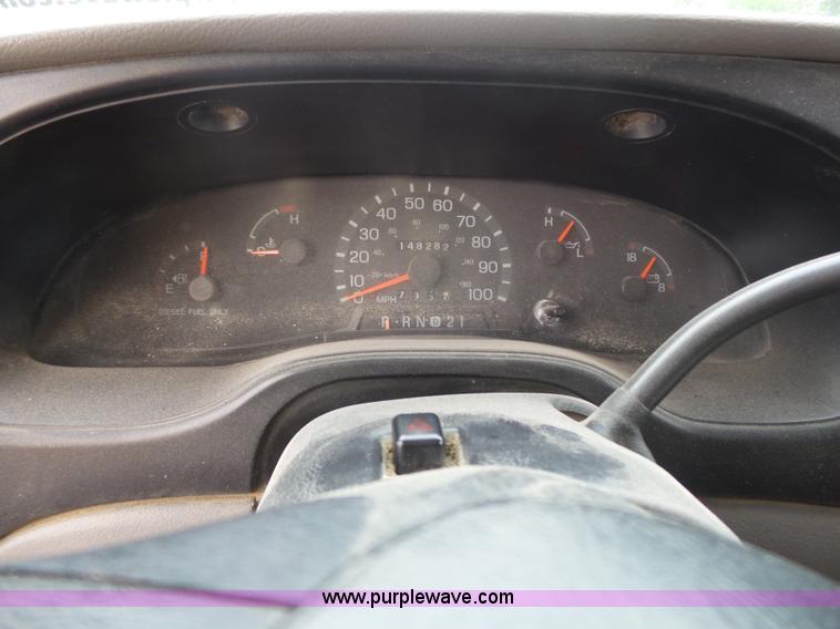 image for item J4137 2001 Ford 801 bus