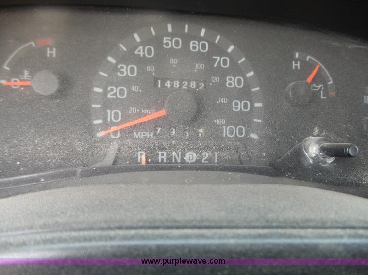 image for item J4137 2001 Ford 801 bus