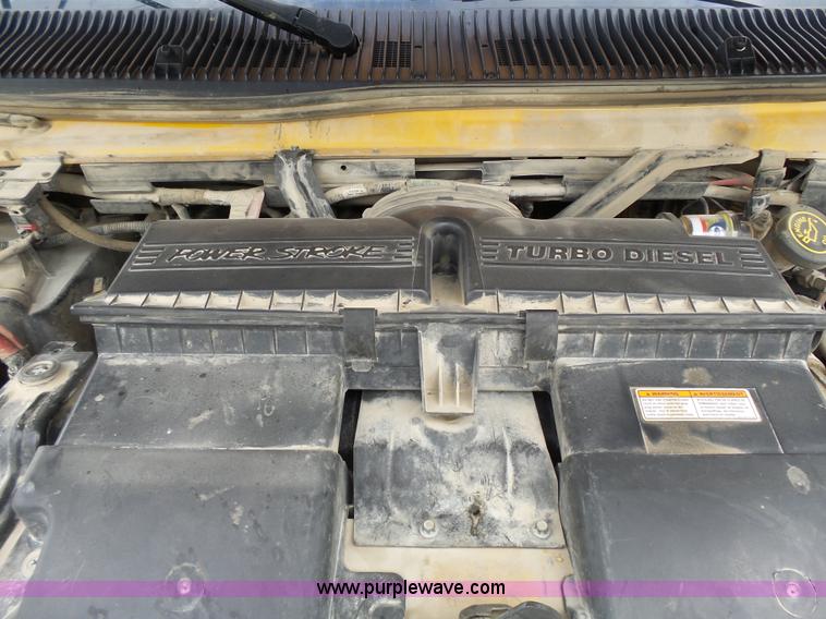 image for item J4137 2001 Ford 801 bus