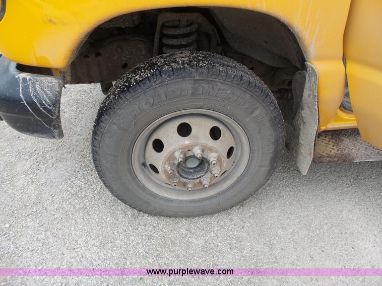 image for item J4137 2001 Ford 801 bus