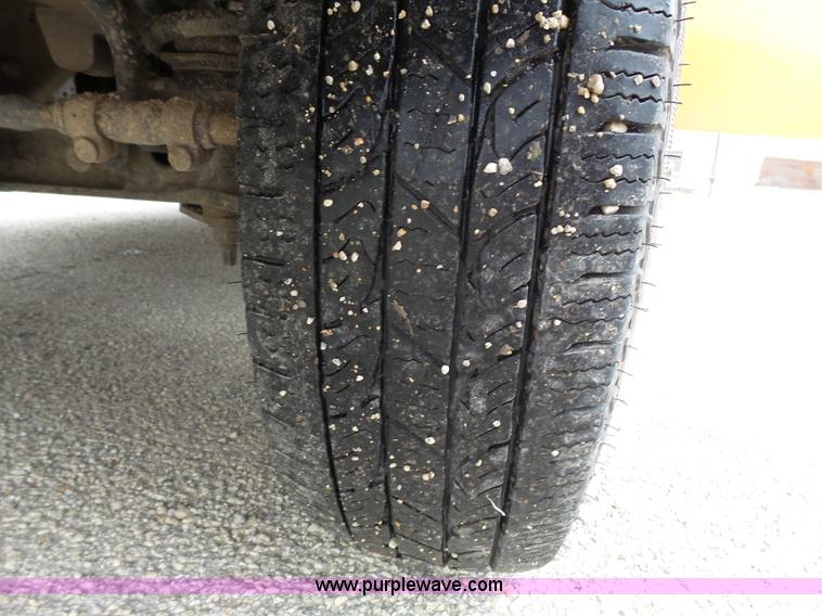 image for item J4137 2001 Ford 801 bus