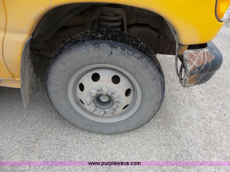 image for item J4137 2001 Ford 801 bus