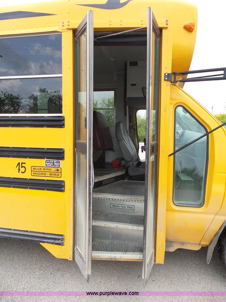 image for item J4137 2001 Ford 801 bus