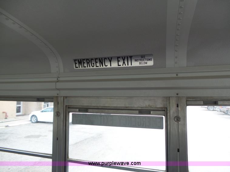 image for item J4137 2001 Ford 801 bus