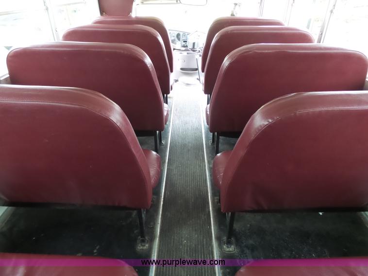 image for item J4137 2001 Ford 801 bus