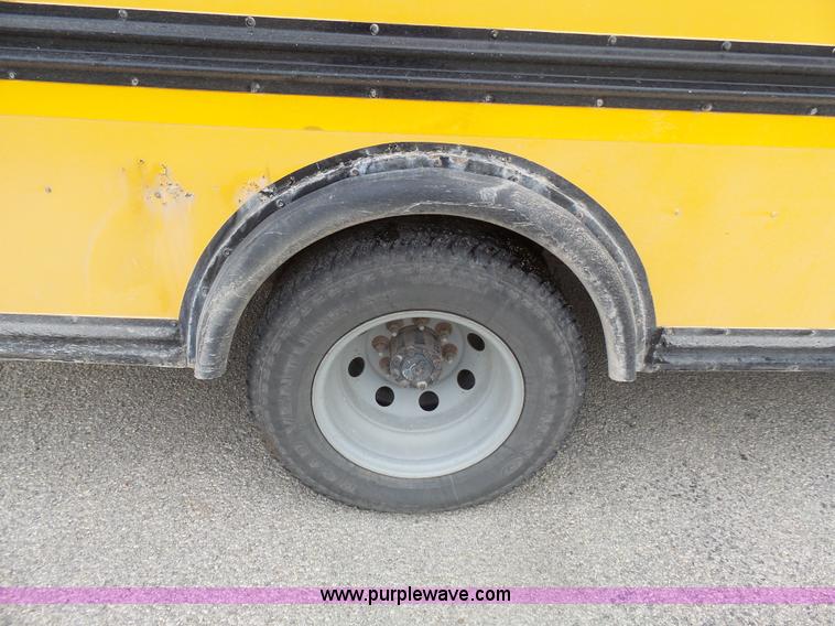 image for item J4137 2001 Ford 801 bus