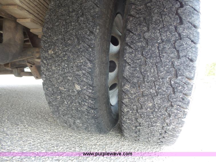 image for item J4137 2001 Ford 801 bus