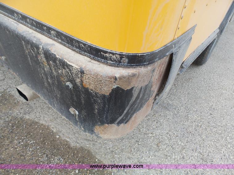 image for item J4137 2001 Ford 801 bus