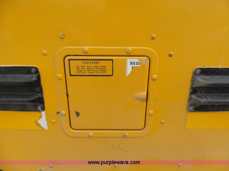 image for item J4137 2001 Ford 801 bus