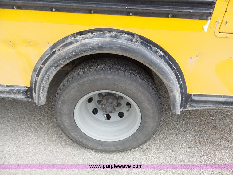 image for item J4137 2001 Ford 801 bus