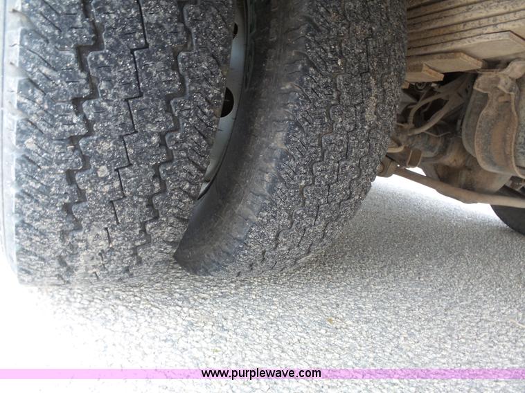 image for item J4137 2001 Ford 801 bus